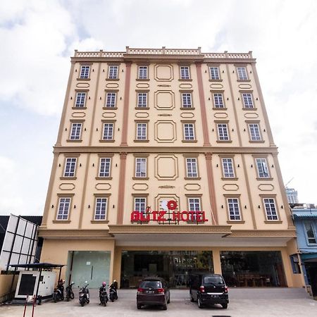 Blitz Hotel Batam Centre Esterno foto