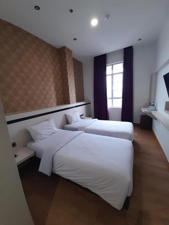 Blitz Hotel Batam Centre Esterno foto