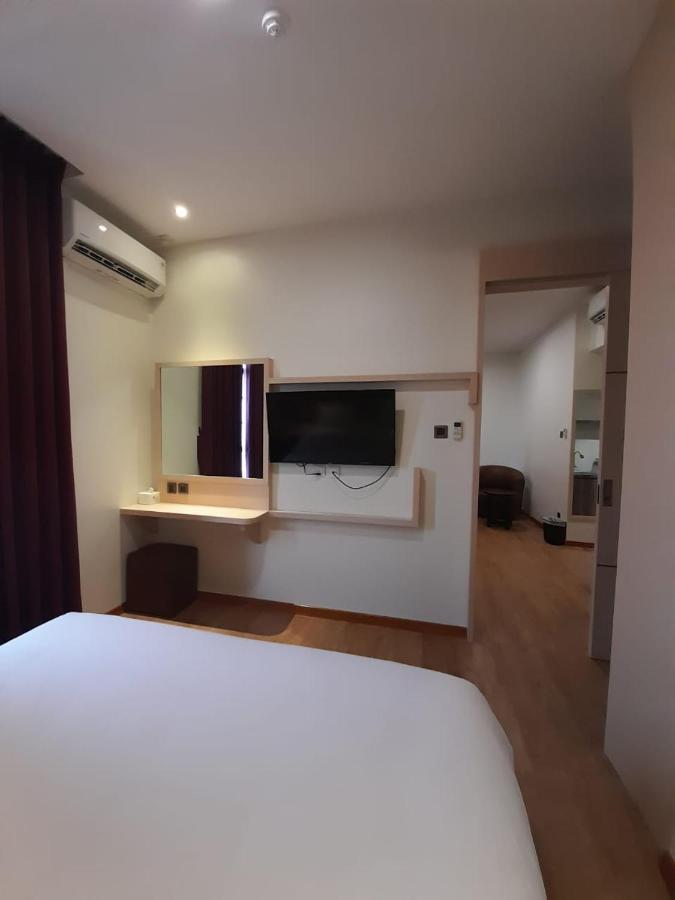 Blitz Hotel Batam Centre Esterno foto