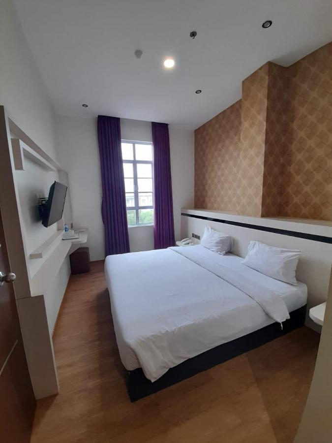 Blitz Hotel Batam Centre Esterno foto