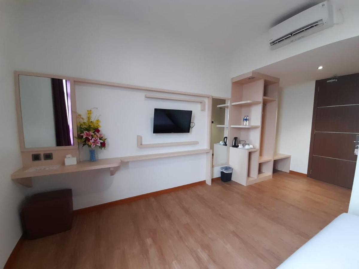 Blitz Hotel Batam Centre Esterno foto
