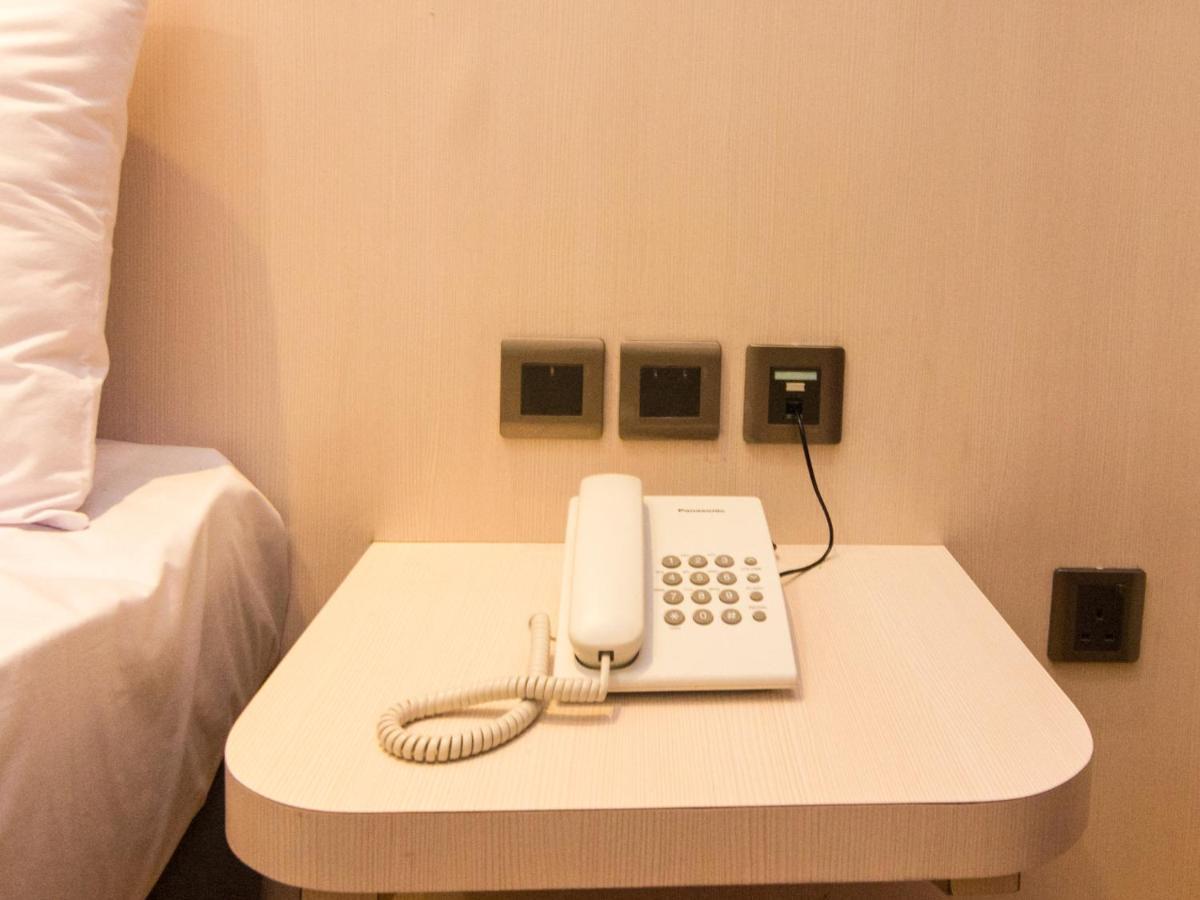 Blitz Hotel Batam Centre Esterno foto