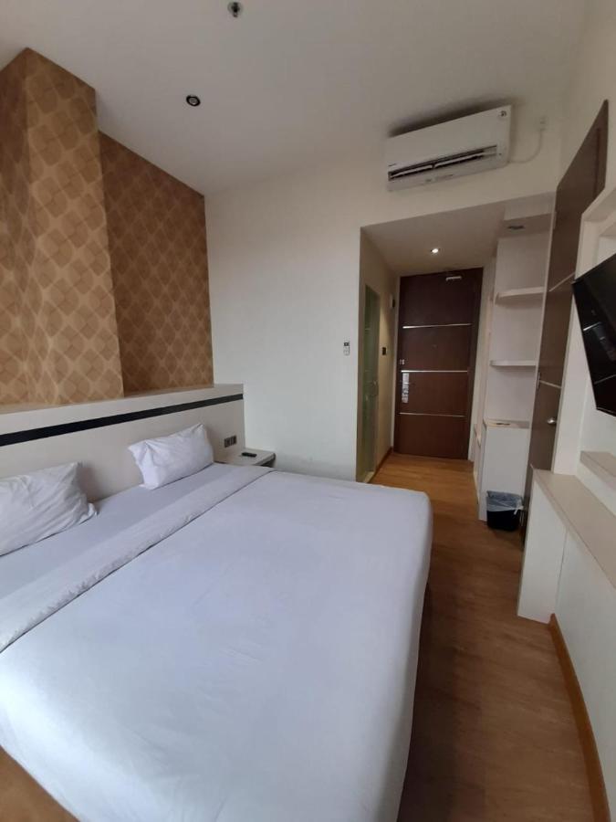 Blitz Hotel Batam Centre Esterno foto