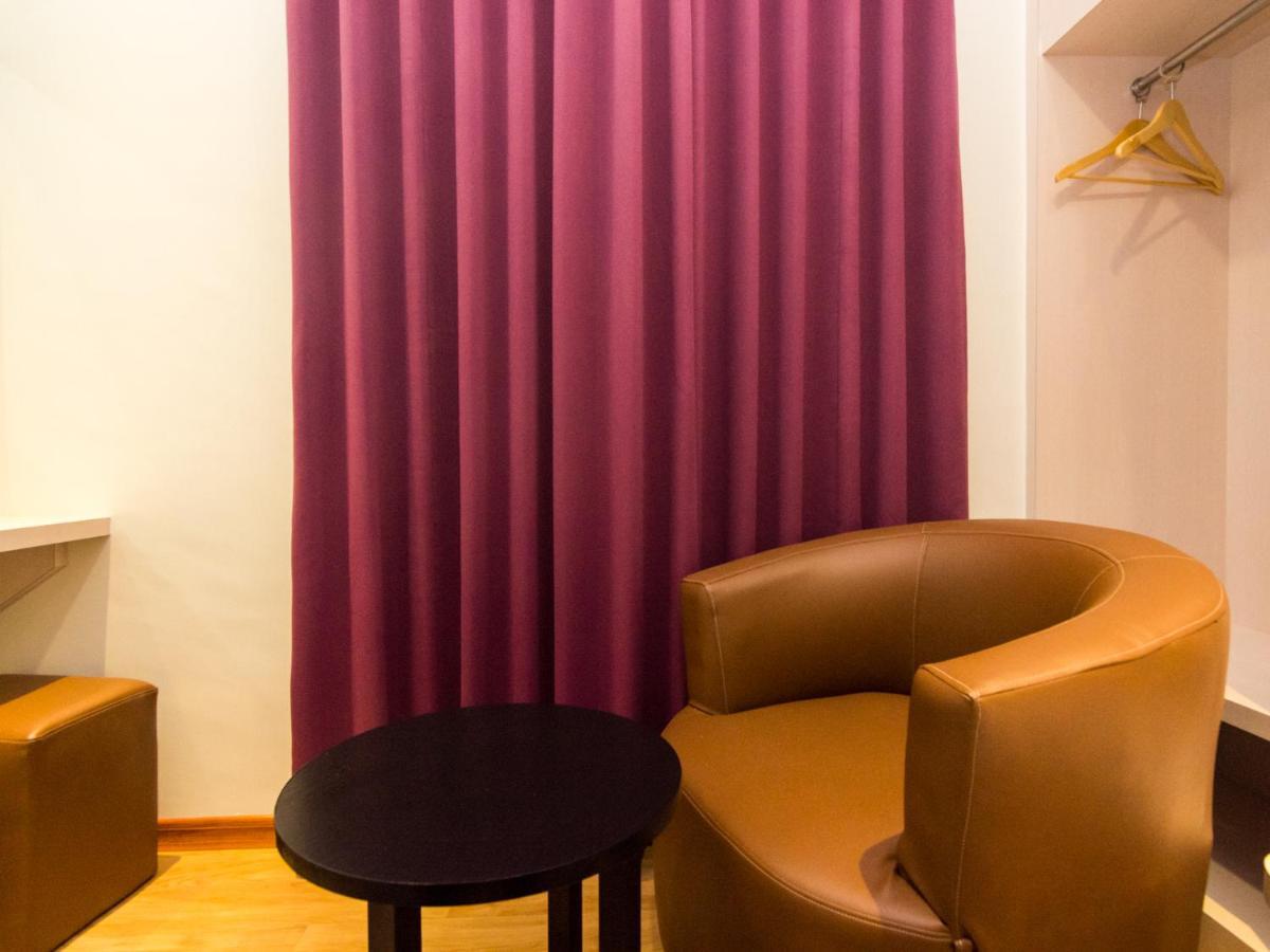 Blitz Hotel Batam Centre Esterno foto