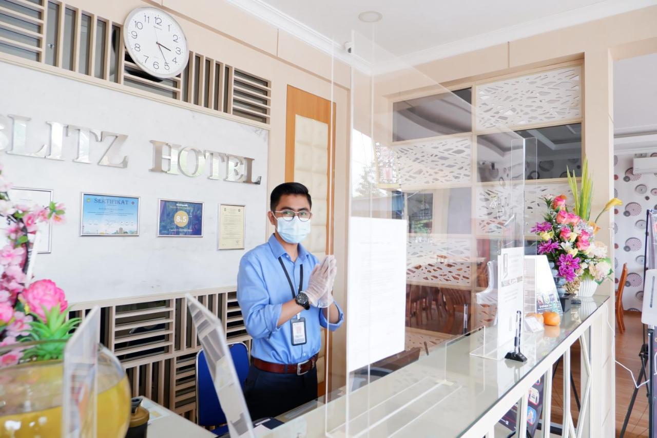 Blitz Hotel Batam Centre Esterno foto