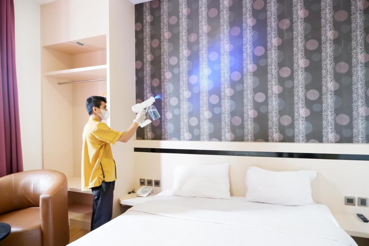 Blitz Hotel Batam Centre Esterno foto