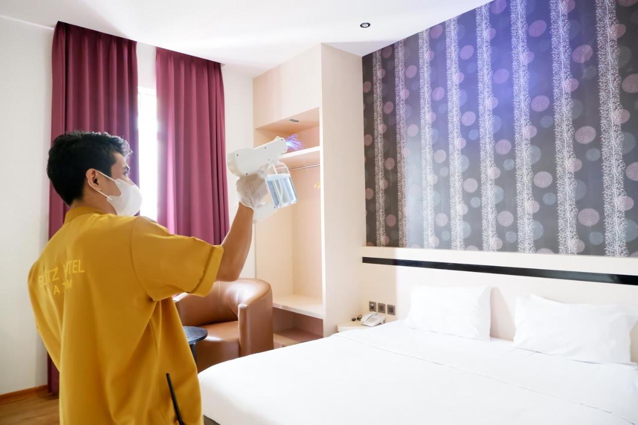 Blitz Hotel Batam Centre Esterno foto