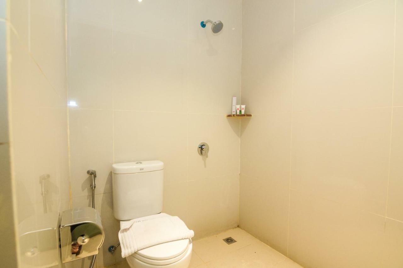Blitz Hotel Batam Centre Esterno foto