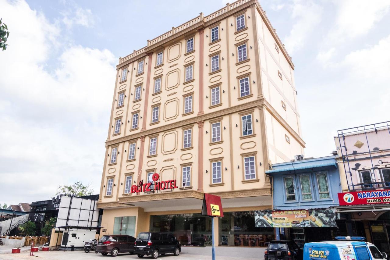 Blitz Hotel Batam Centre Esterno foto